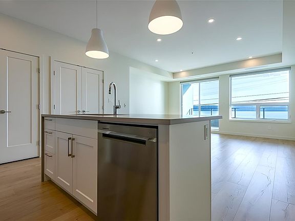 5th image of 536 Island Hwy #205