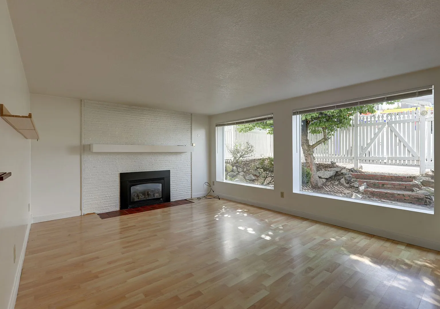 2 Bedroom Garden Apartment in Downtown Edmonds Duplex! — Photo 4