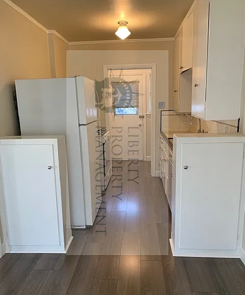 317 W Locust St — Photo 8