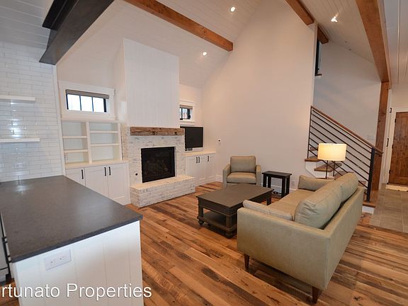 4th image of 300 E Washington Ave #8929813