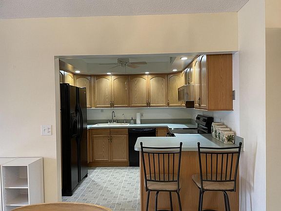 3rd image of 308 Wellington Dr E #L