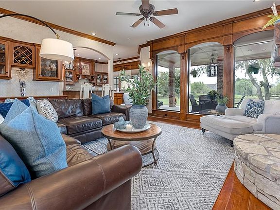 3rd image of 2900 Twin Lake Dr