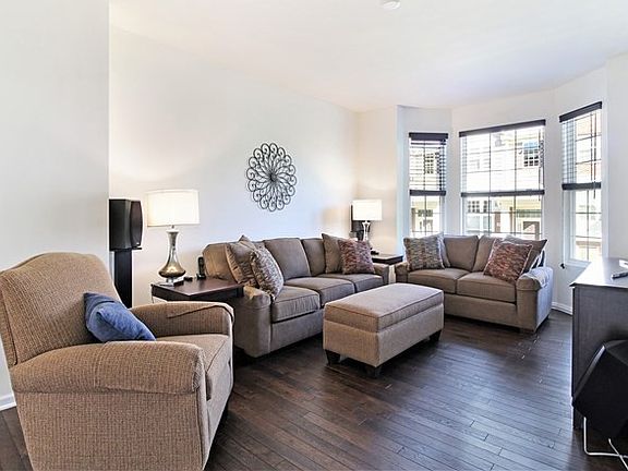 4th image of 2539 Dunraven Ave