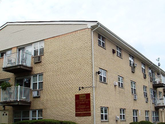 3rd image of 11 Massey St #3316675