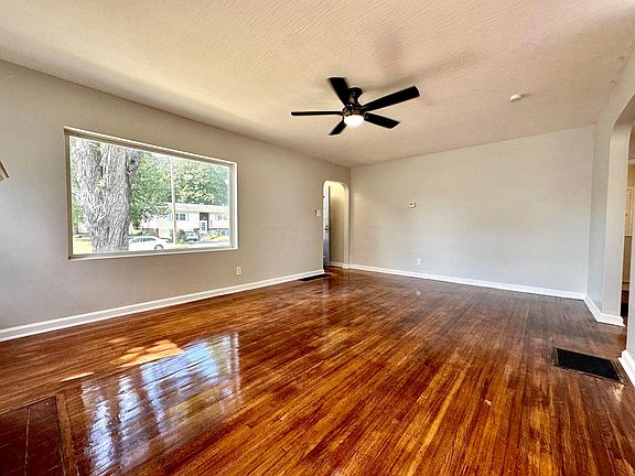 4th image of 820 Schory Ave