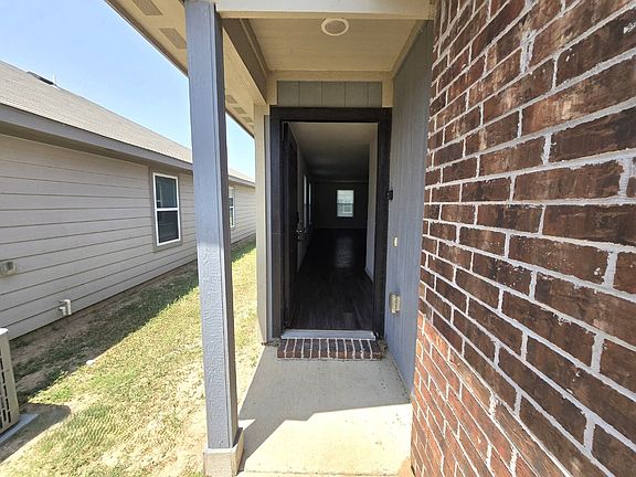 3rd image of 429 Shorty St