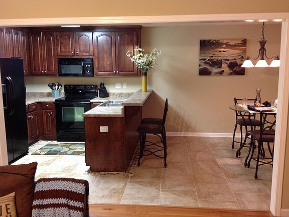 Kitchen & Eat-in area, bar