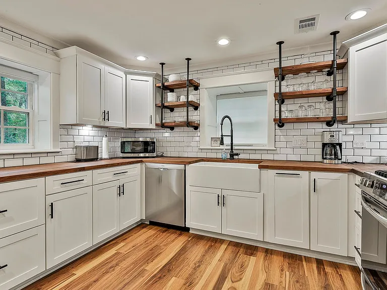 410 Thornton Lane — Photo 10