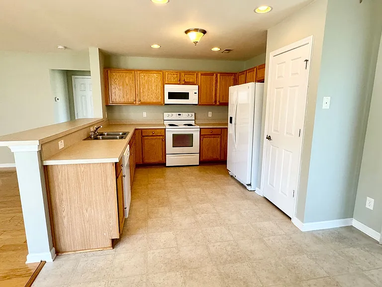 420 Hillsborough Dr — Photo 5