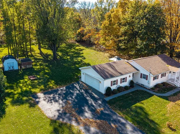 7088 Randall Rd, Le Roy, NY 14482