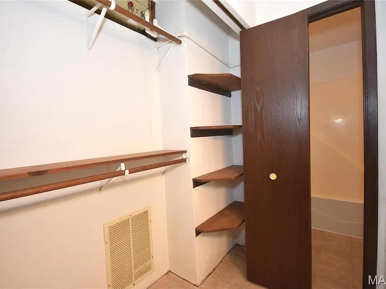 94 Peachtree Ln — Photo 4