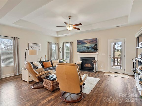 5th image of 484 Rosemore Pl