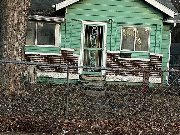 2nd image of 4625 Evanston Ave