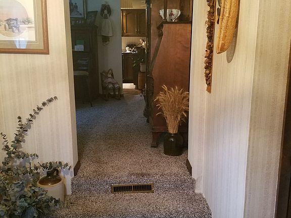 Entry to LR & kitchen