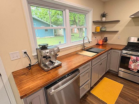 5th image of 105 Willow Dr
