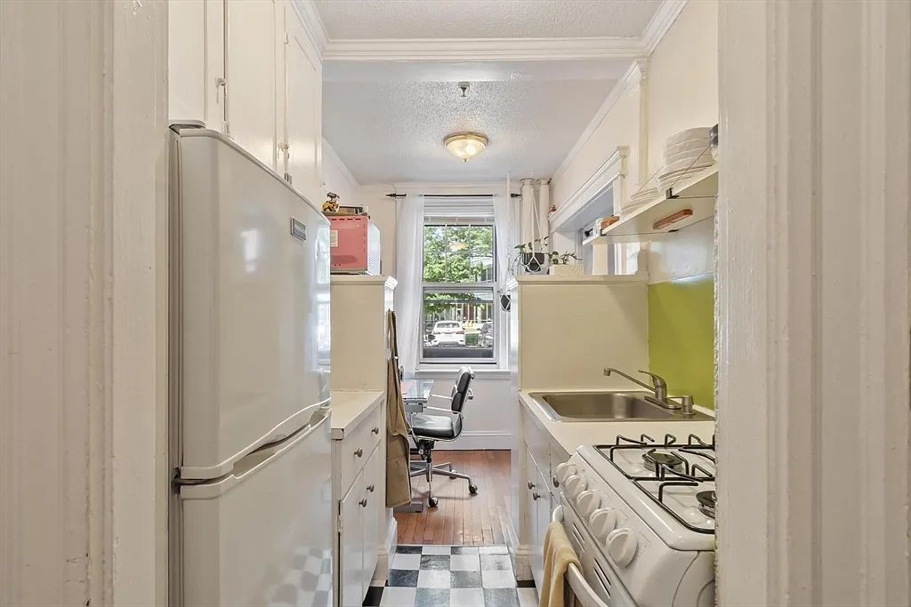 Studio, 1.0 bath, 386 sqft, $2,000 — Photo 4