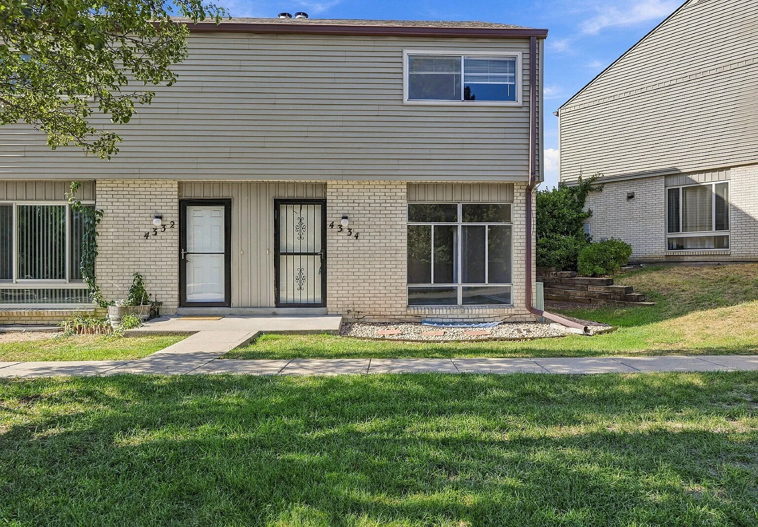 3 bed, 3.0 bath, 2065 sqft, $2,330 — Photo 1