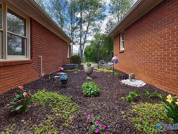 3rd image of 2381 Villaret Dr SW