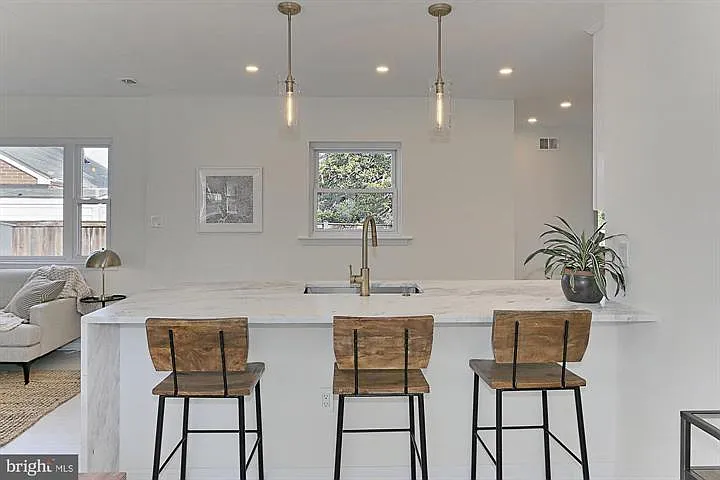 2501 Crest St — Photo 6