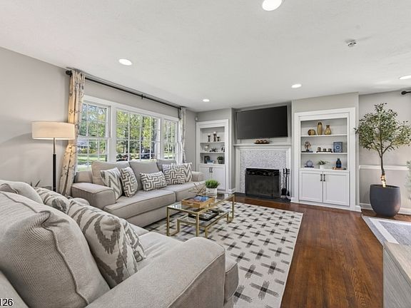 5th image of 28 Spring Ridge Dr