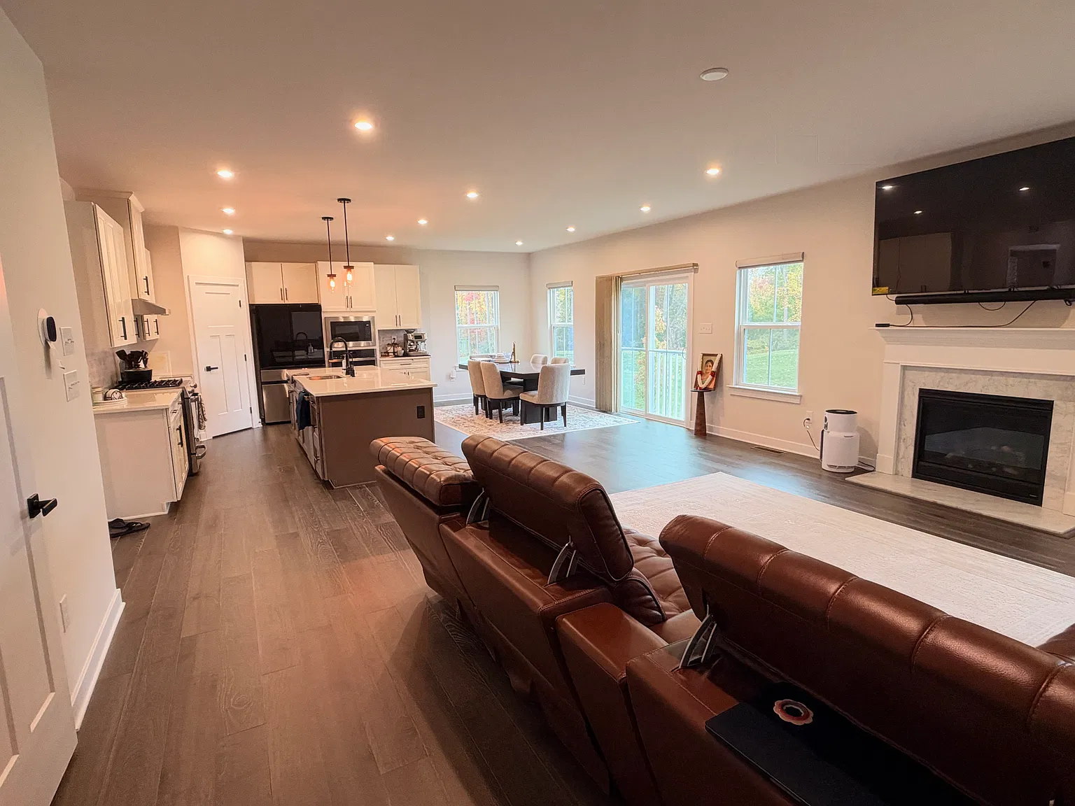 5 bed, 3918 sqft, $4,350 — Photo 2