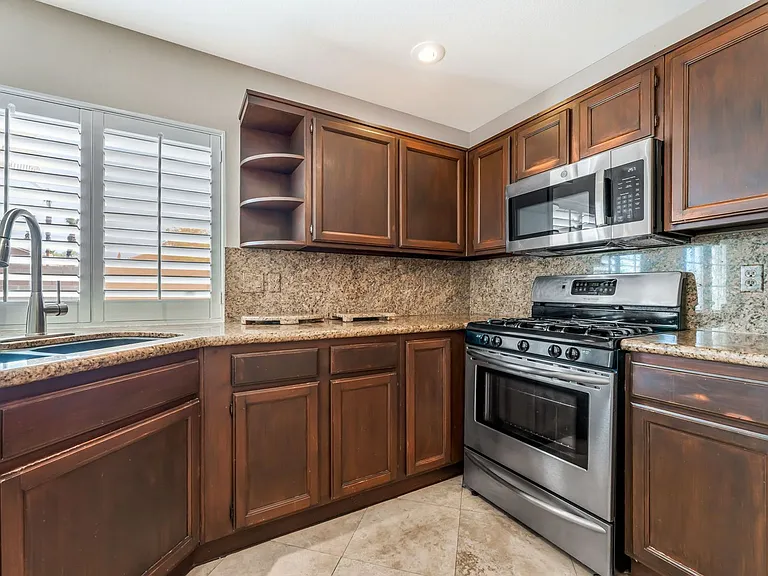 10401 Horseback Ridge Ave — Photo 12