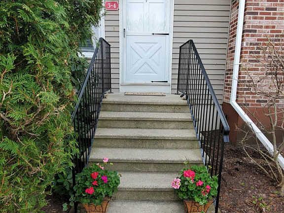 3rd image of 3 Oakwood Ln APT 4