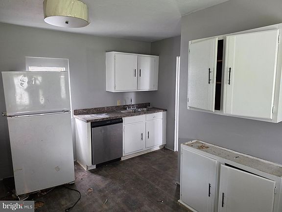 5th image of 216 Valley St