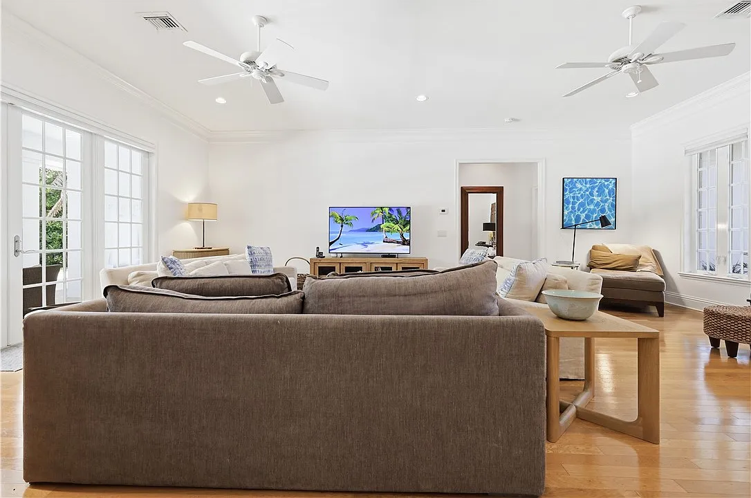 4 bed, 2702 sqft, $12,000 — Photo 3