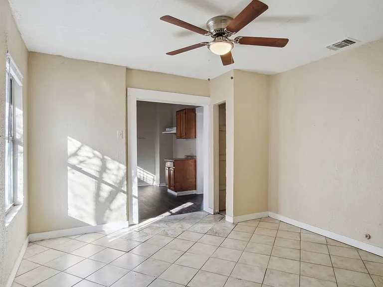 1518 Burnet St — Photo 12