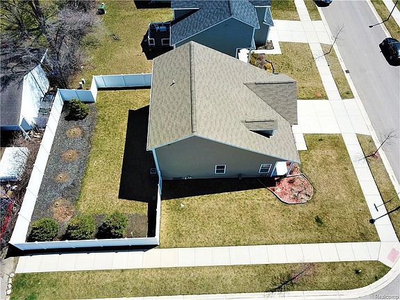 Amazing property with new ceramic fence