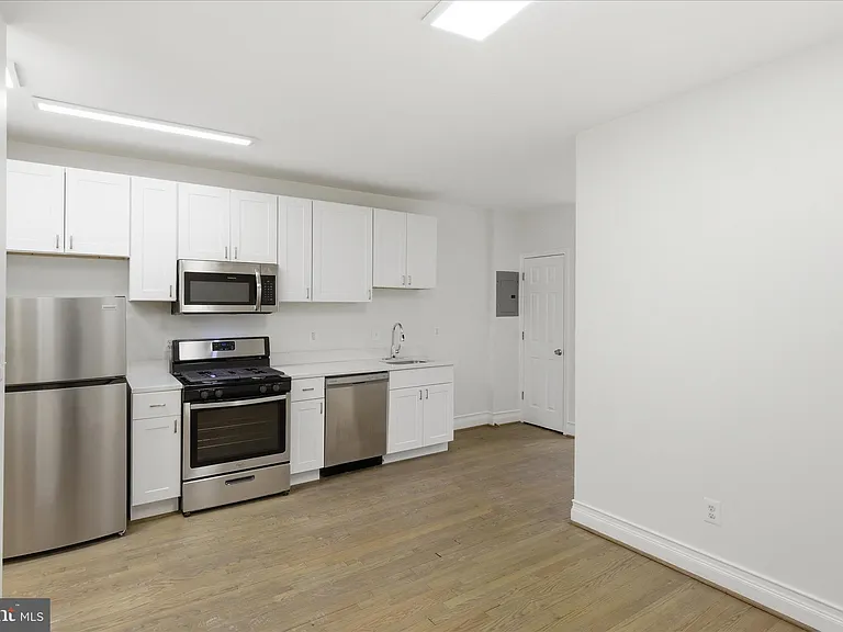 221 20th St NE #3 — Photo 8