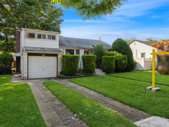 10 Terry Street, Hicksville, NY 11801