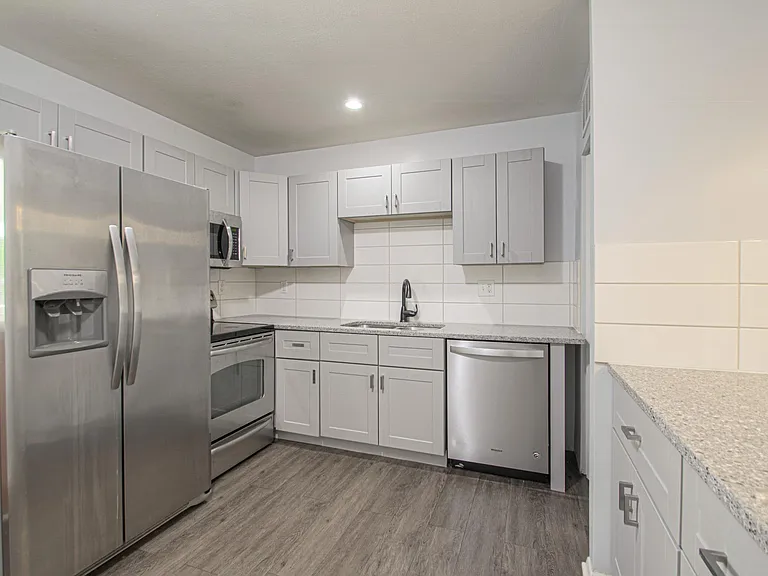 10810 Ewing Ave — Photo 5
