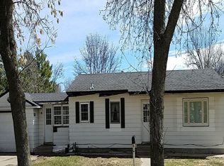 906 9th St N, Saint James, MN 56081