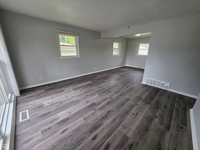 5820 E 40th St — Photo 3