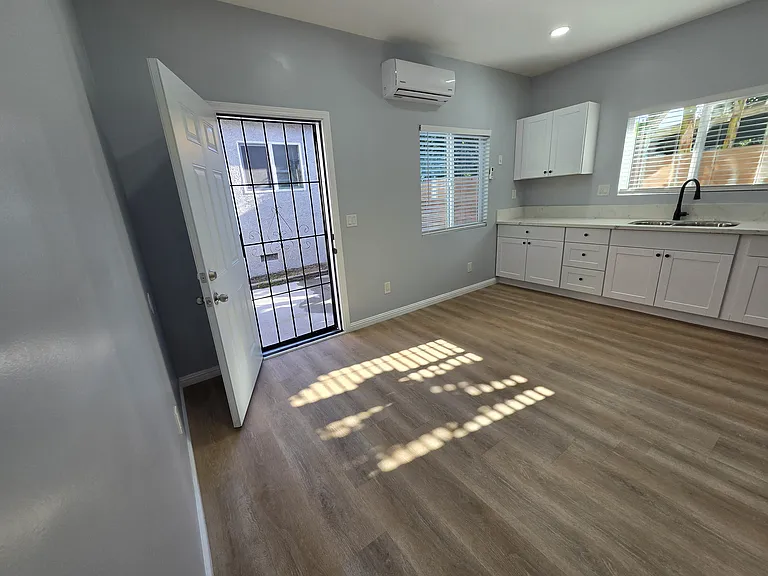 1715 W 64th St #1/4 — Photo 3