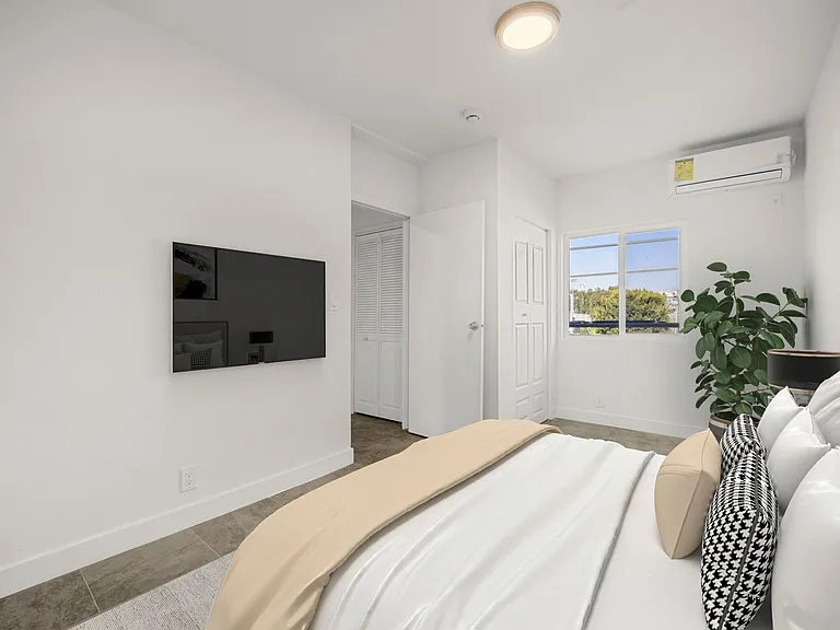 1630 W Temple St — Photo 2