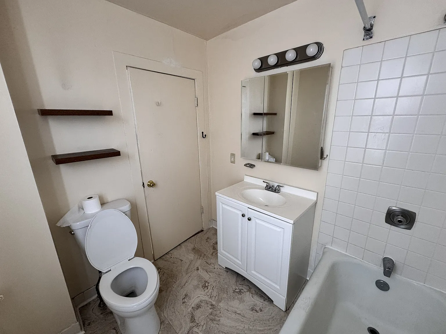 1 bed, 900 sqft, $1,300 — Photo 4