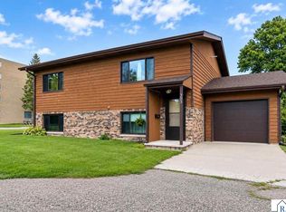 303 S Main St, Lake Crystal, MN 56055