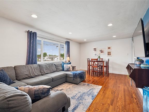 4th image of 2739 Iowa Dr