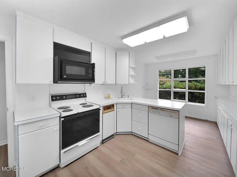170 Bingham Ave — Photo 10