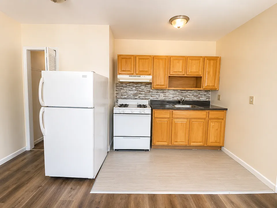 402 Stuyvesant Ave #1