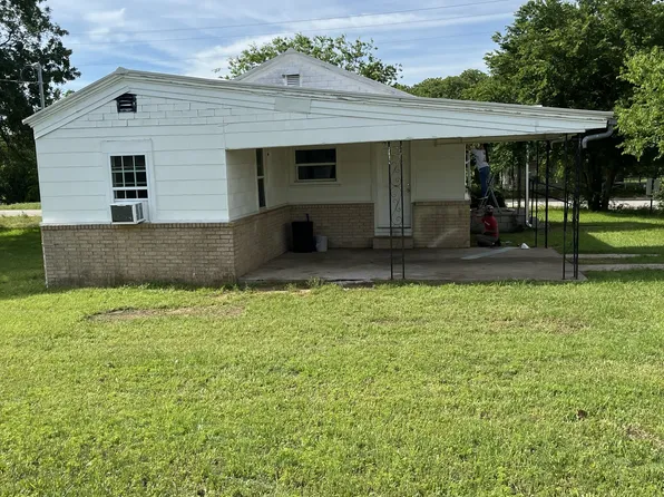213 Wade St, Nocona, TX 76255
