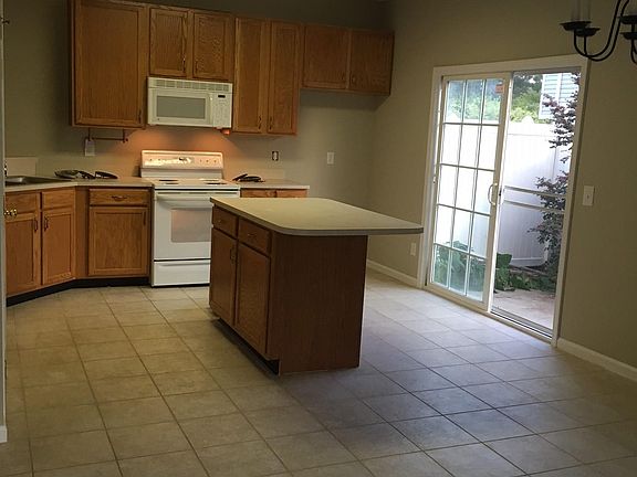 Kitchen (fridge included)