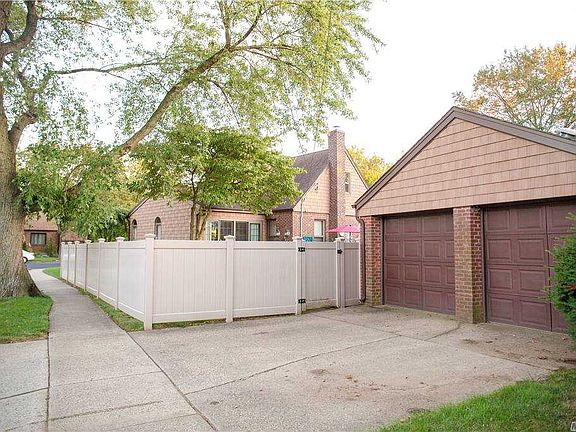 5th image of 46 Maple Dr W