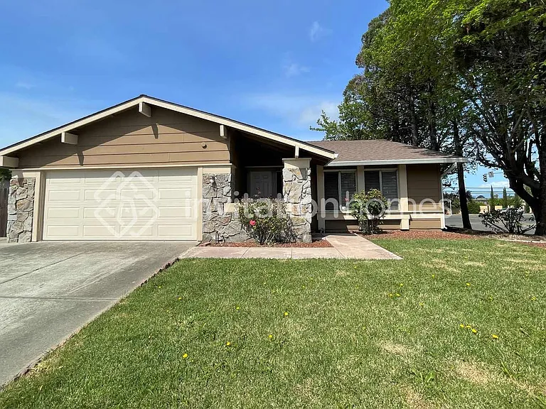 375 Notre Dame Dr — Photo 1
