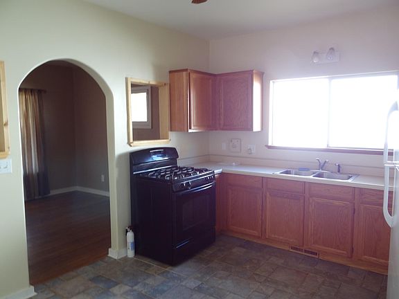 Kitchen/ Dining (old stove)