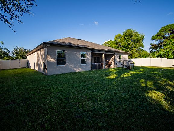 2nd image of 1662 SE North Blackwell Drive