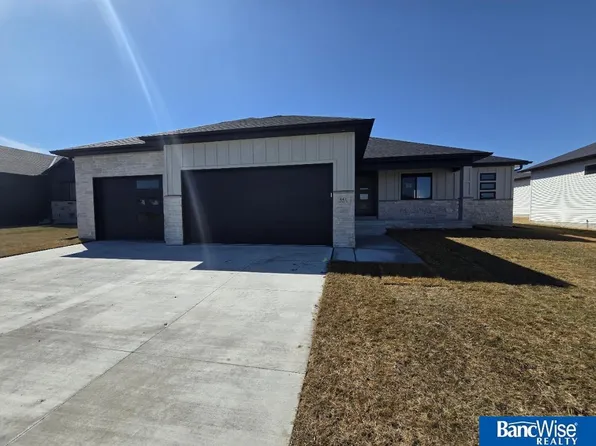 441 Half Moon Dr, Lincoln, NE 68527